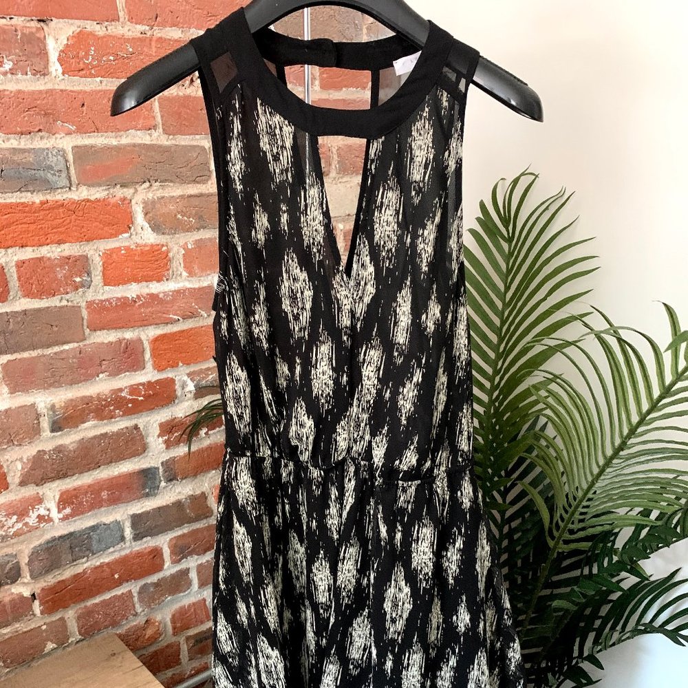 Casual Patterned Dress with High Neck and Keyhole